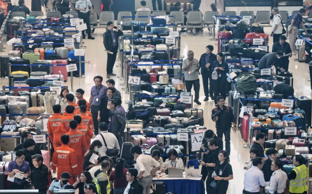 Bangkok floods trigger airport baggage backlog and Thai Airways fallout